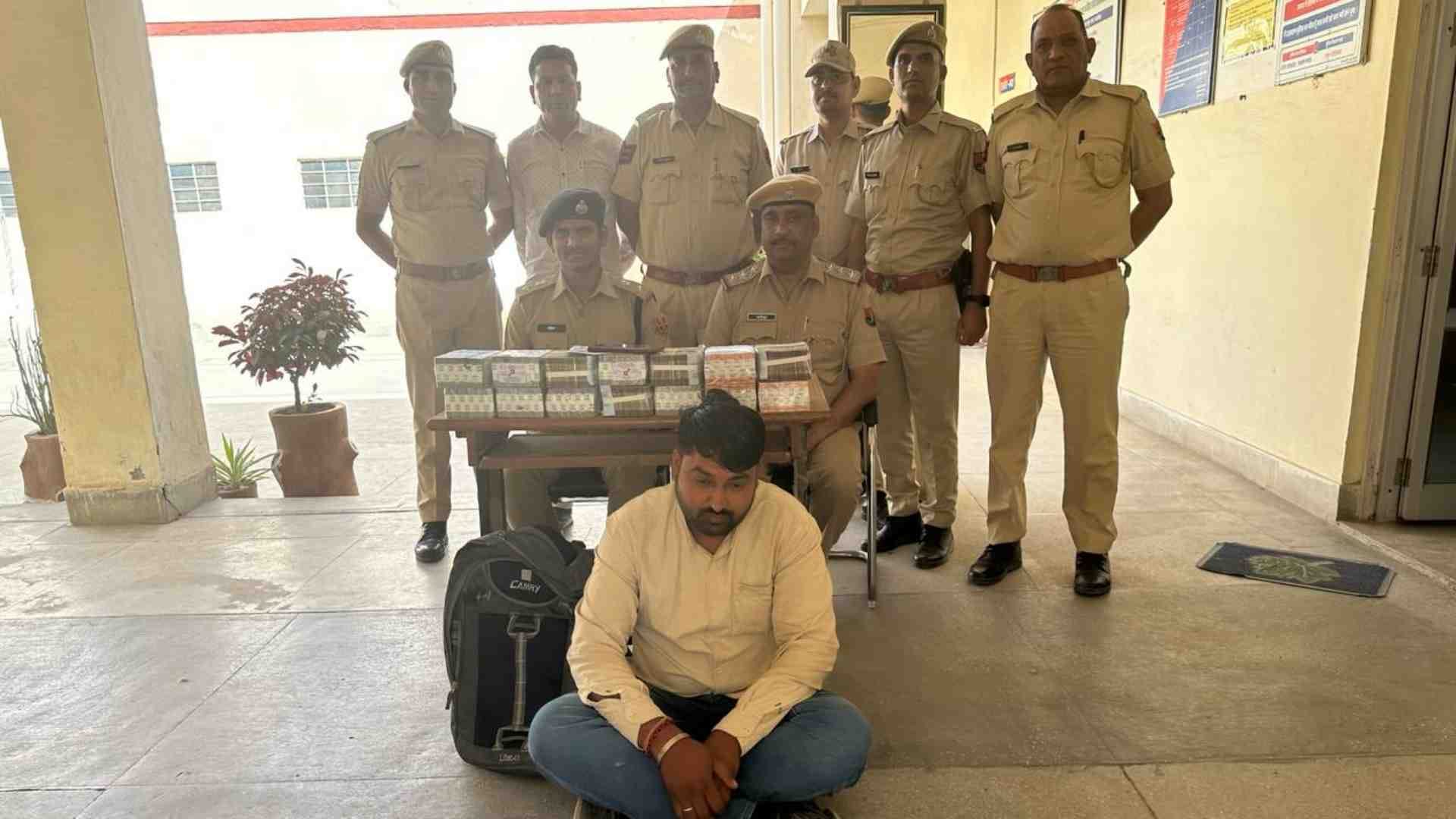 पुलिस की गिरफ्त में आरोपी।