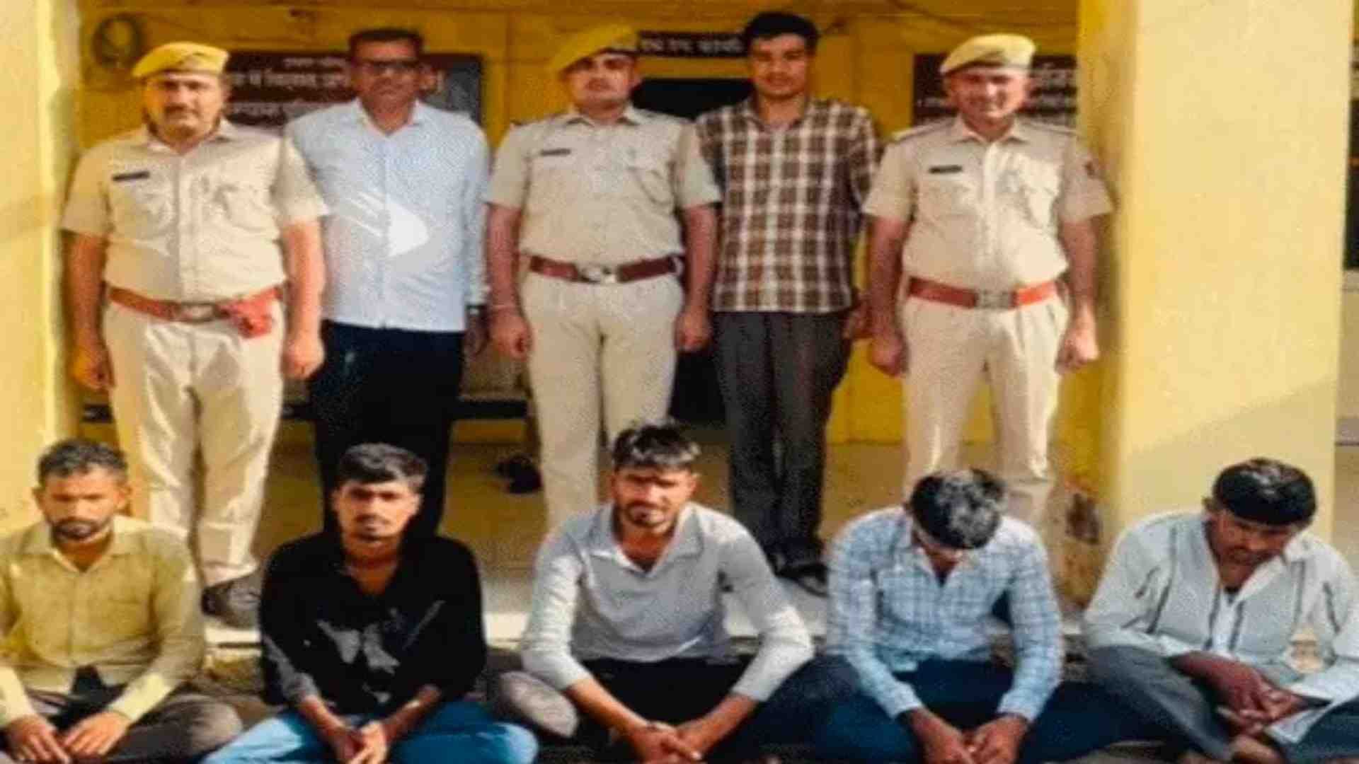 पुलिस की गिरफ्त में आरोपी।