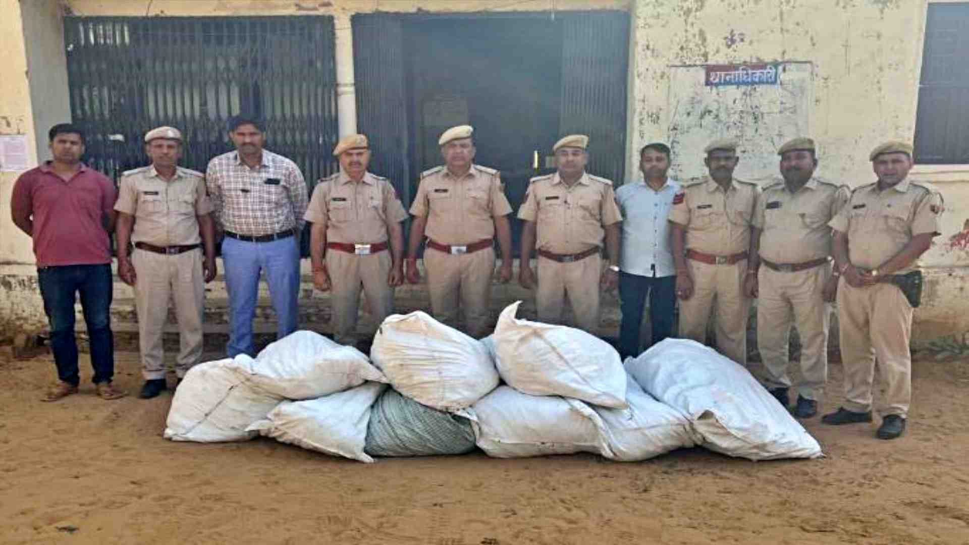पुलिस ने पकड़ा मादक पदार्थ।
