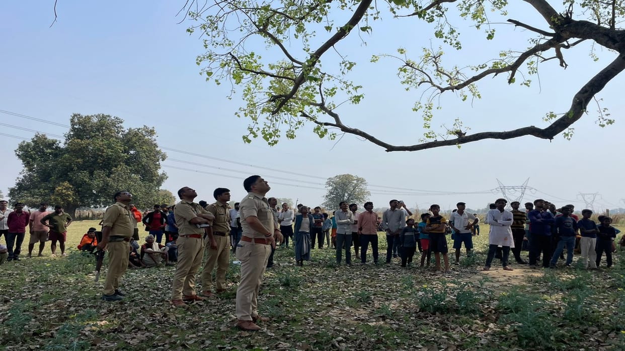 Youth hanged himself by climbing Peepal tree, dead body found hanging 50 feet above.