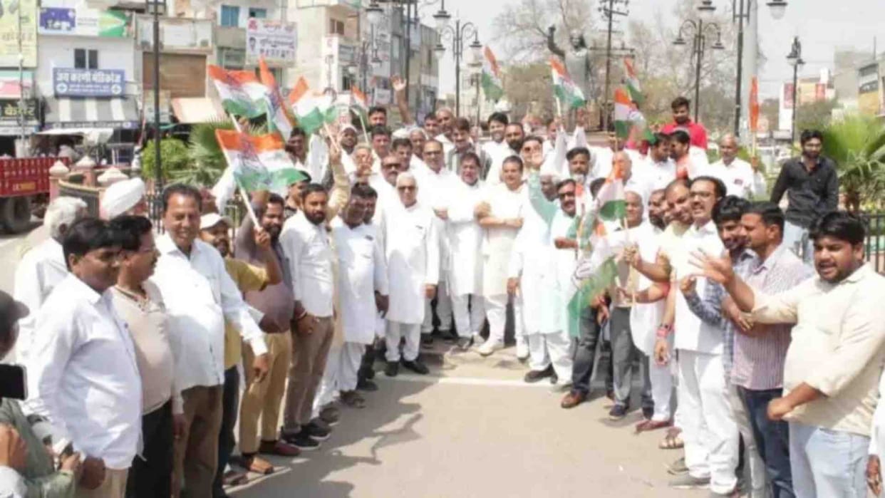 Hanumangarh: Congressmen opposed Income Tax Department's notice of Rs 1823 crore