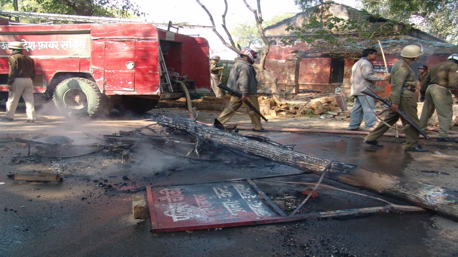 Raju Pal murder case: The district was on fire, the mob burnt down four police posts