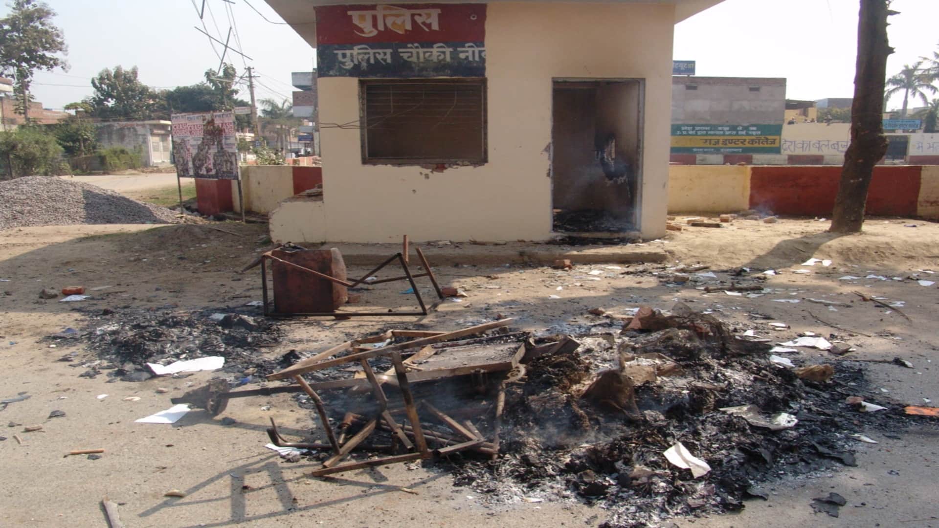 Raju Pal murder case: The district was on fire, the mob burnt down four police posts