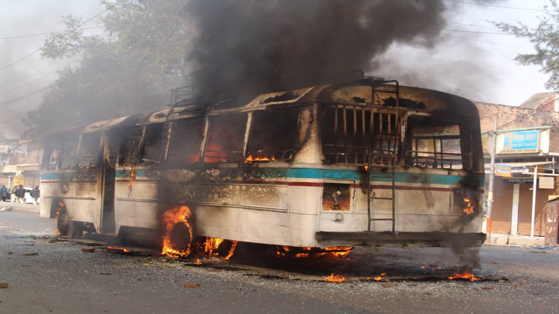 Raju Pal murder case: The district was on fire, the mob burnt down four police posts