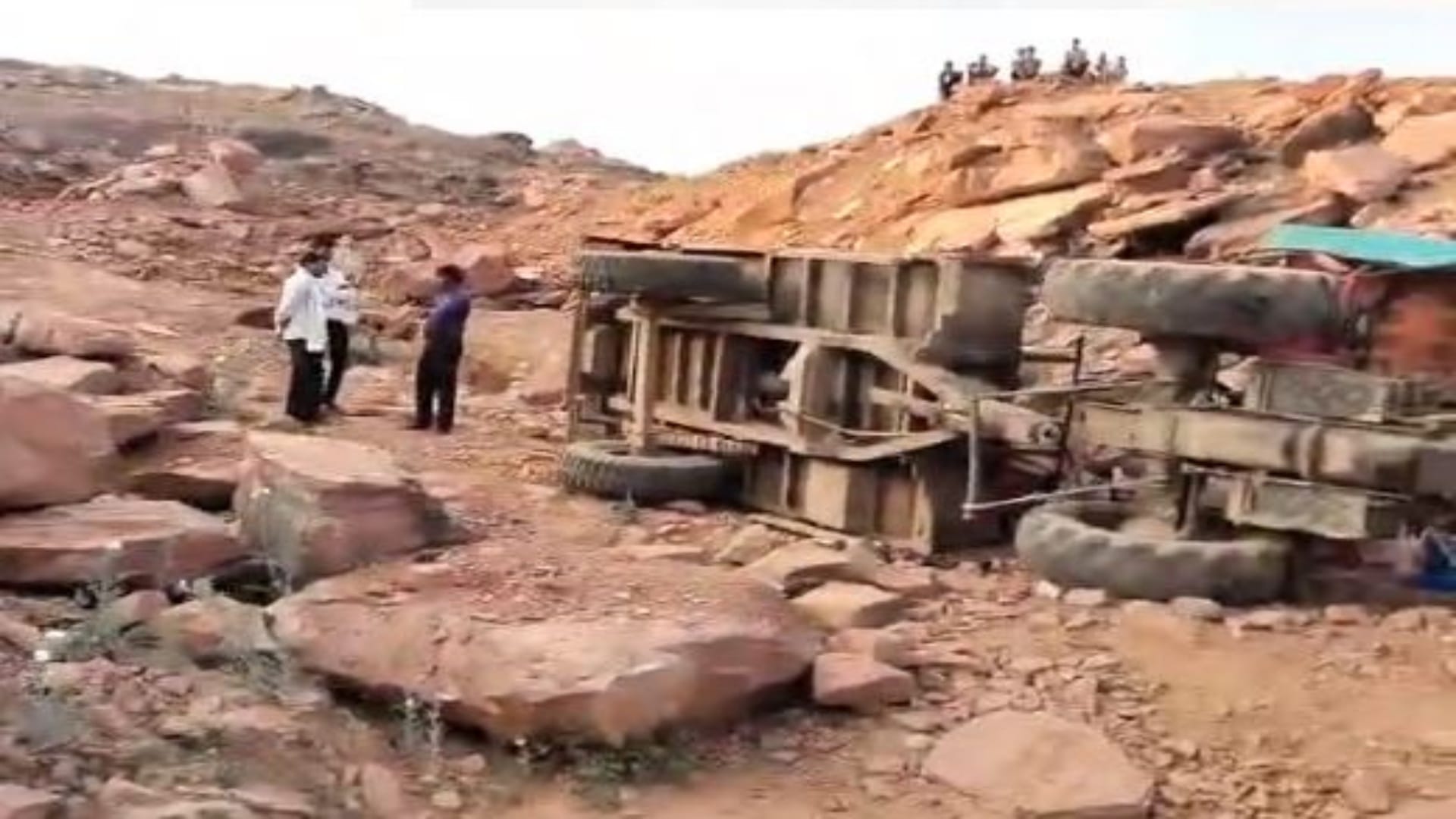 ट्रैक्टर ट्रॉली पलटी