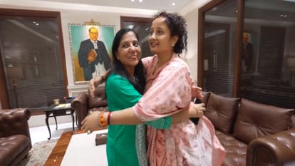 Delhi: हेमंत सोरेन की पत्नी कल्पना सोरेन ने सुनीता केजरीवाल से की मुलाकात, 'आप' ने शेयर किया वीडियो Hemant Soren s wife Kalpana Soren met Sunita Kejriwal in Delhi