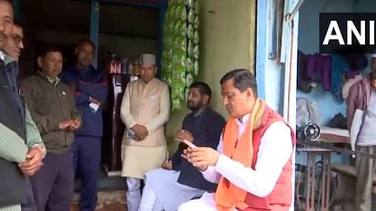 Uttarakhand BJP candidate from Pauri Anil Baluni took a sip of tea at the shop