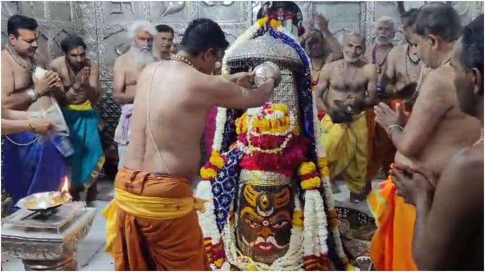 Rang Panchami Ujjain Mahakaleshwar Temple Celebrated Rangpanchami By Offering Saffron Water To Baba Mahakal