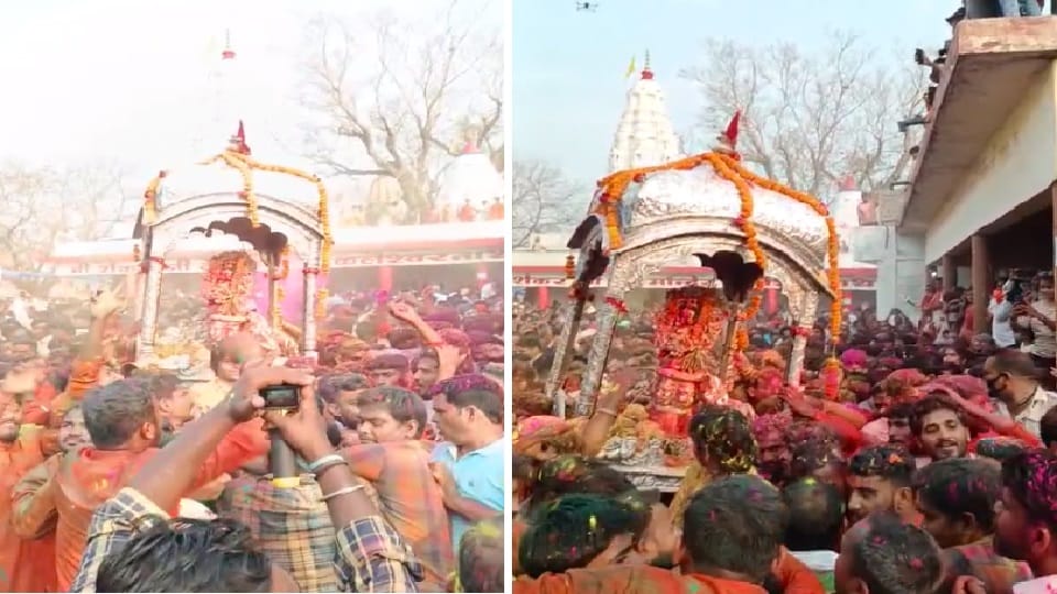 यात्रा निकालते श्रद्धालु