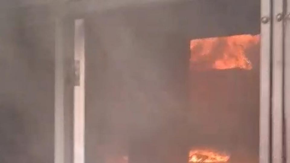 Fire breaks out in Aryavart Bank of Mursan in Hathras