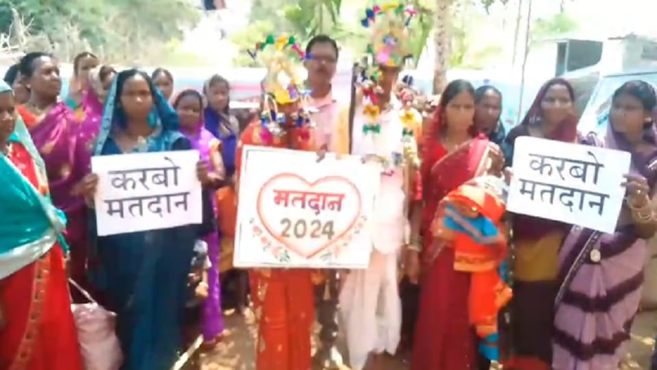 Message given to make voters aware at a wedding in Balod