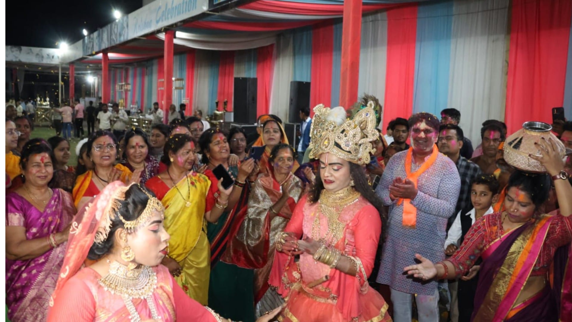 छह क्विंटल फूलों की वर्षा कर मनाया फाग महोत्सव