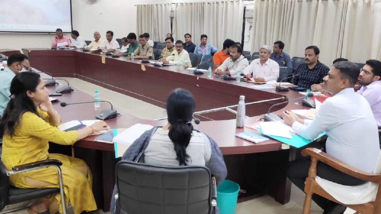 DM varanasi gave instructions for damaged hand pump repaired