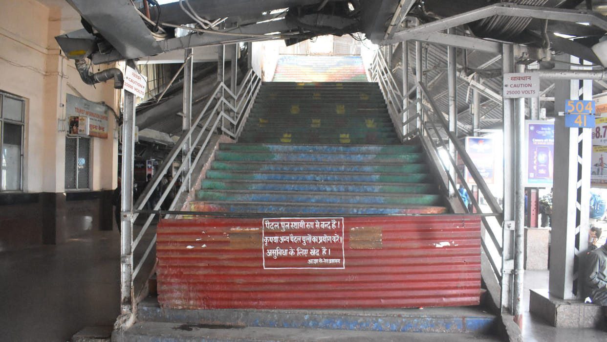 The footbridge of Gorakhpur railway station will not be repaired due to the new proposed work.