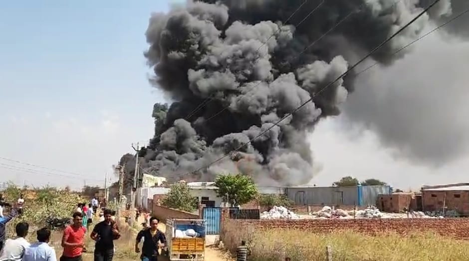 Fire in mattress factory in Bhiwani: Sky surrounded by black smoke, nearby industrial units in trouble