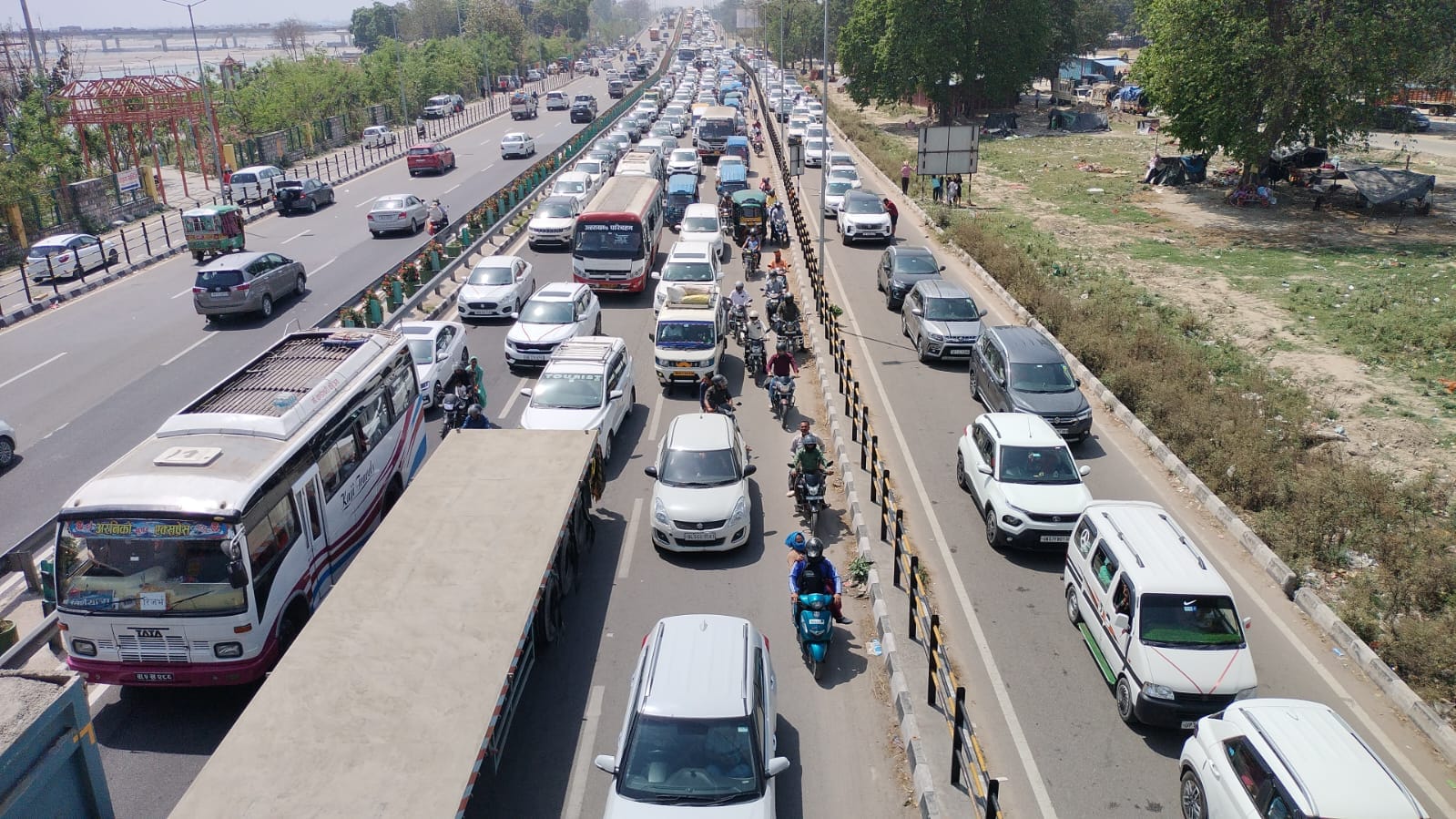 Super Weekend Huge Crowd of tourist In Haridwar And  Rishikesh Heavy Traffic Jam in Photos