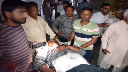 Mathura: नशे में धुत बाइक सवारों ने चेकिंग कर रहे पुलिसकर्मियों को मारी टक्कर, बैरियर से टकराकर खुद भी घायल Drunken bike riders hit policemen during checking in Mathura