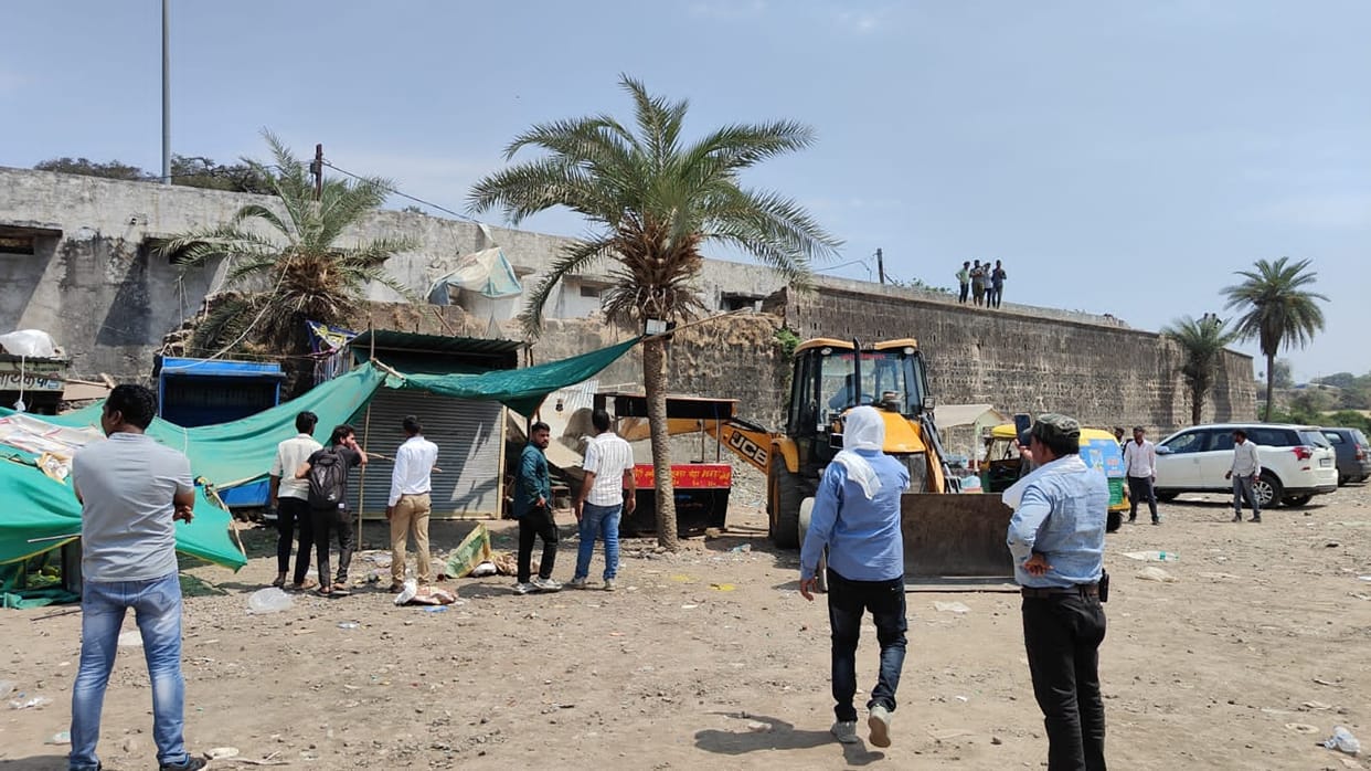 Ujjain: encroachment of 40 illegally operated shops removed in Kalbhairav temple area.