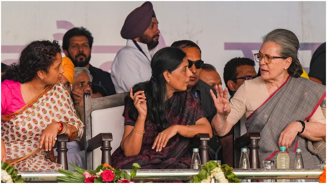 Delhi: In rally of India Alliance Sunita gave a hint that she has the strength to take command