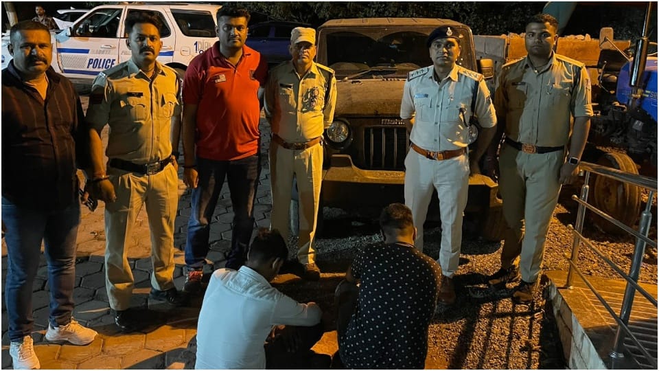 Katni News: Two bookies arrested while betting on cricket in moving SUV
