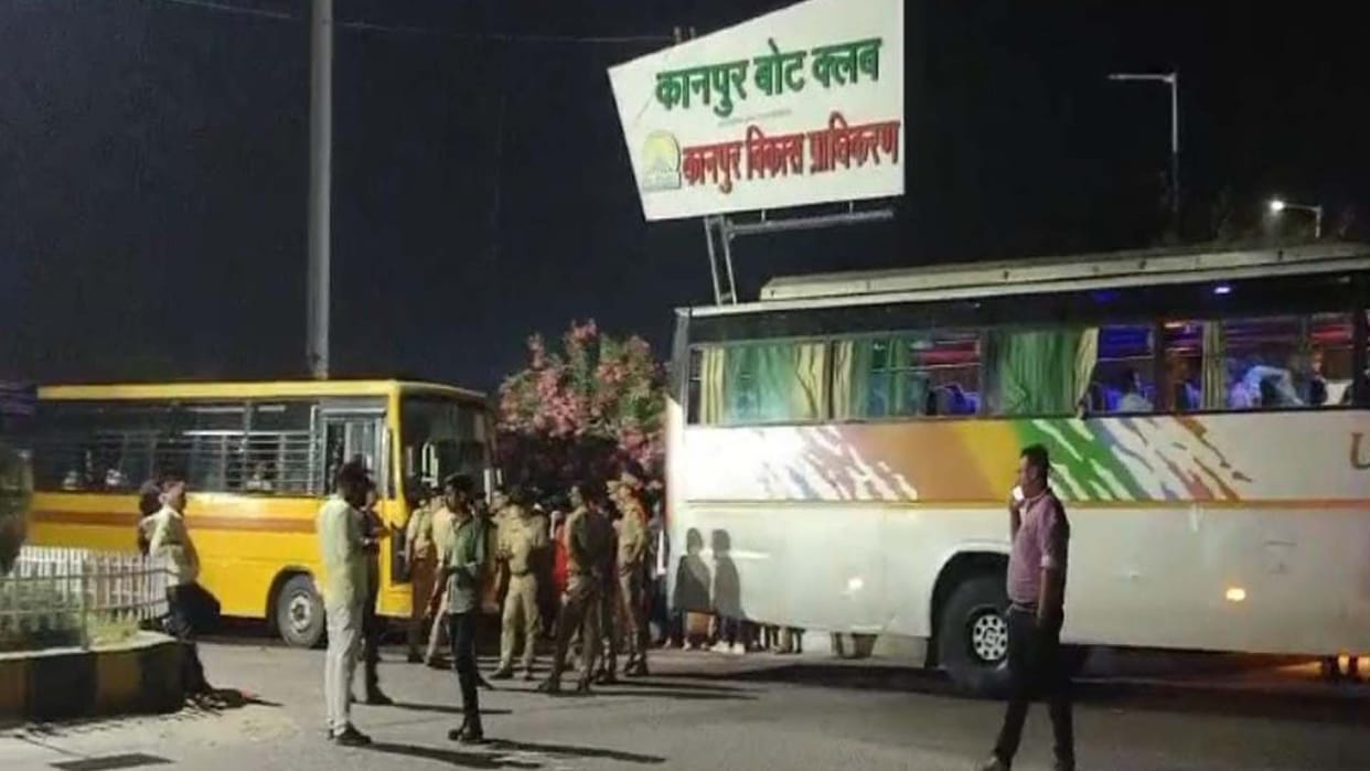 Kanpur: Bajrang Dal and police stopped two buses, accused of taking 80 people for religious conversion