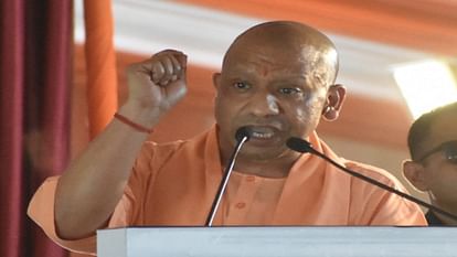 Chief Minister Yogi Adityanath arriving in Agra for Lok Sabha election campaign