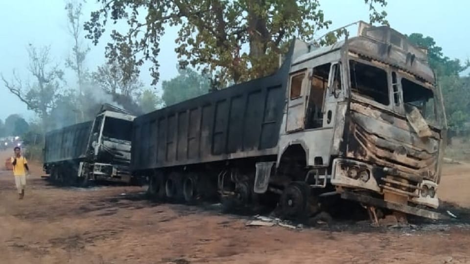 Naxalites set trucks loaded with iron ore on fire