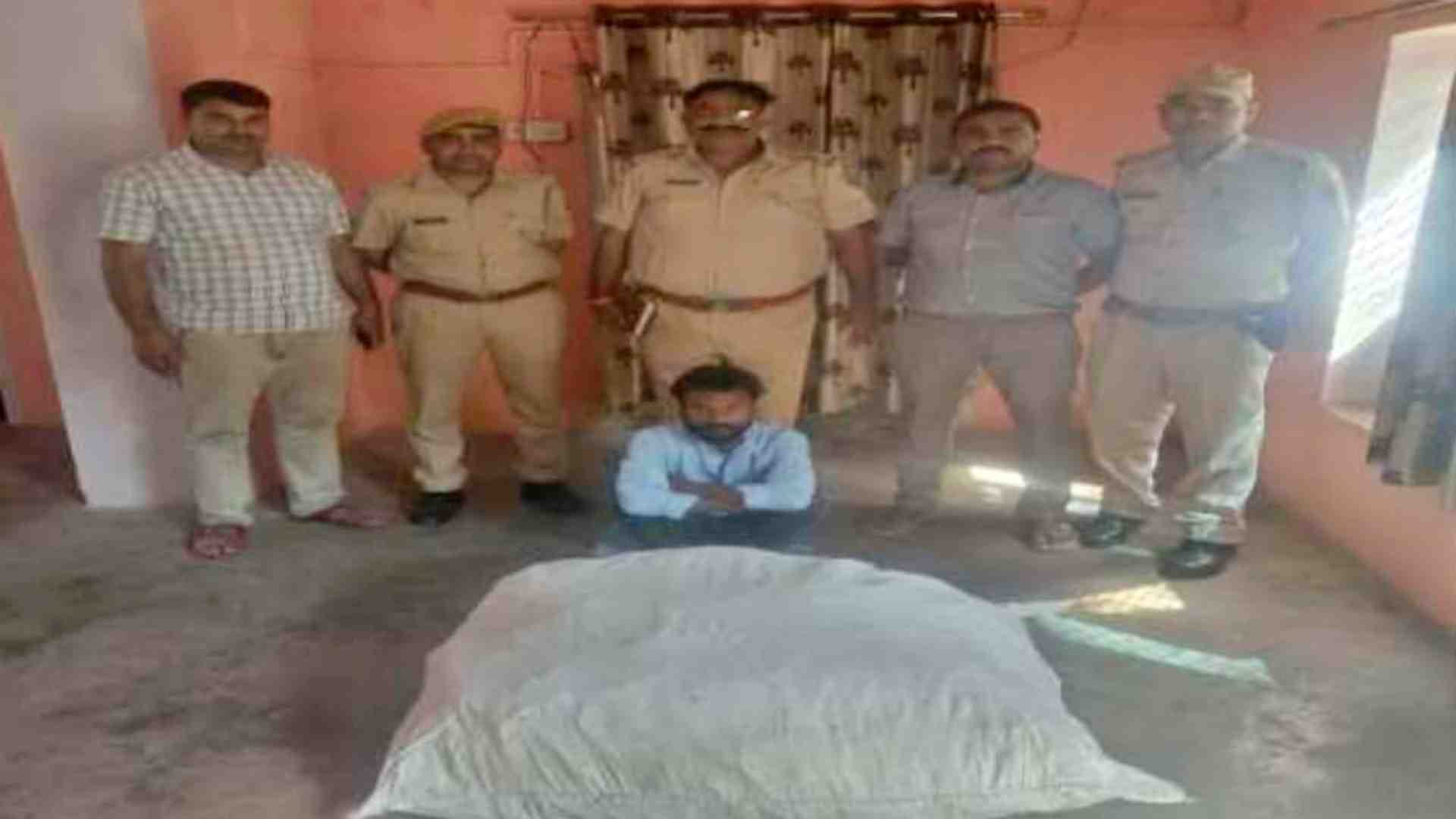पुलिस की गिरफ्त में आरोपी।