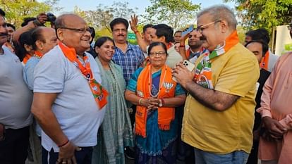 Jaipur News: सेंट्रल पार्क पहुंचे प्रतापसिंह खाचरियावास, BJP के कालीचरण सर्राफ और मंजू शर्मा से लिया आशीर्वाद Jaipur News: Khachariyawas reached Central Park, took blessings from BJP's Kalicharan Saraf and Manju Sharma