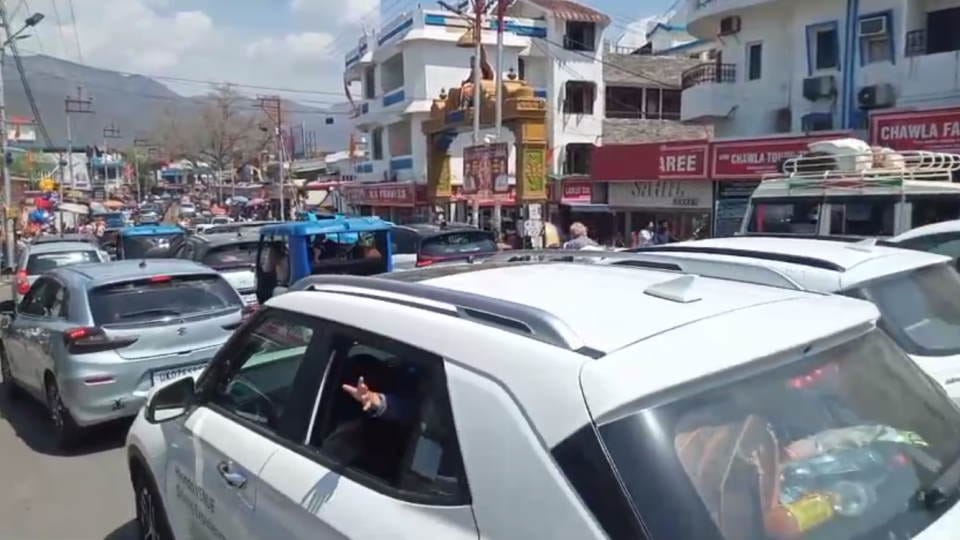 Super Weekend Huge Crowd of tourist In Haridwar And  Rishikesh Heavy Traffic Jam in Photos