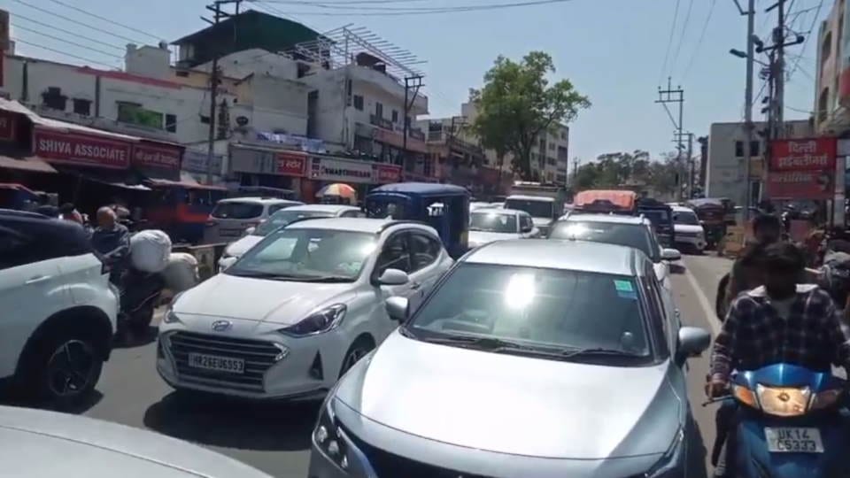 Super Weekend Huge Crowd of tourist In Haridwar And  Rishikesh Heavy Traffic Jam in Photos