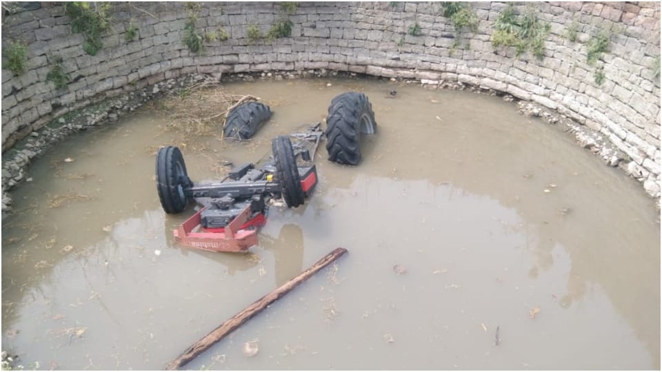 Sagar News: Tractor fell into a well while driving in the field driver died