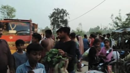 Sitamarhi: A student returning with her father after giving exams was crushed by 2 hyva trucks, daughter died