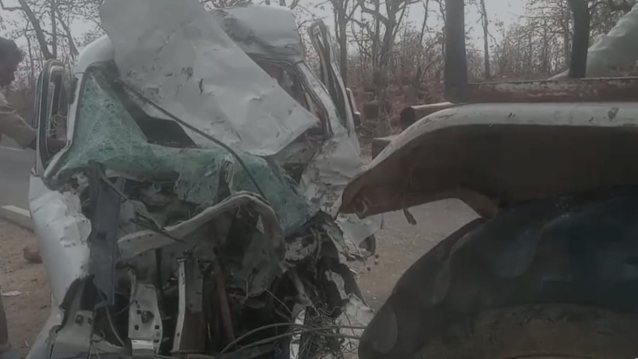 Collision between truck and eco vehicle on Banda-Shahgarh road