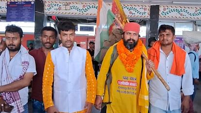 Bihar News: 4000 किमी की पैदल यात्रा कर लौटे राजा बाबू, रेलवे स्टेशन पर किया गया भव्य स्वागत Raja Babu returned after traveling 4000 km on foot in muzaffarpur