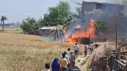 Bihar News: भीषण अगलगी में 18 से अधिक घर जलकर हुए खाक, ग्रामीणों में मची अफरातफरी, शादी से पहले आई आफत More than 18 houses burnt to ashes in massive fire