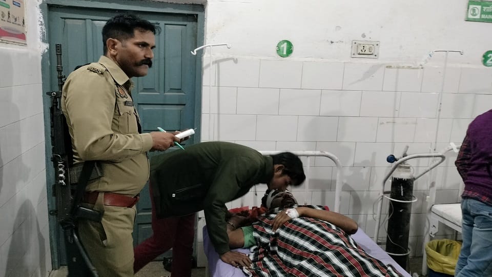 Amroha: Truck collides with pickup full of devotees returning from Dehradun flag fair, 13 people injured
