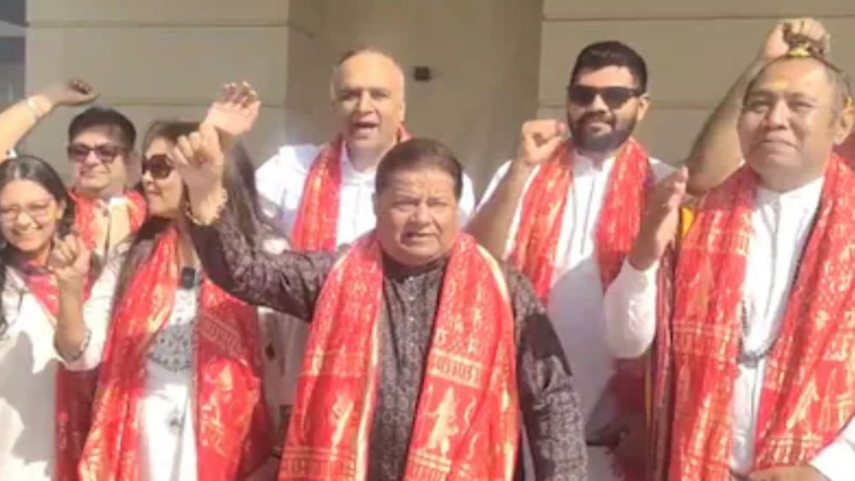 Anoop Jalota offers prayer to Ramlalla with his friends in AYodhya.