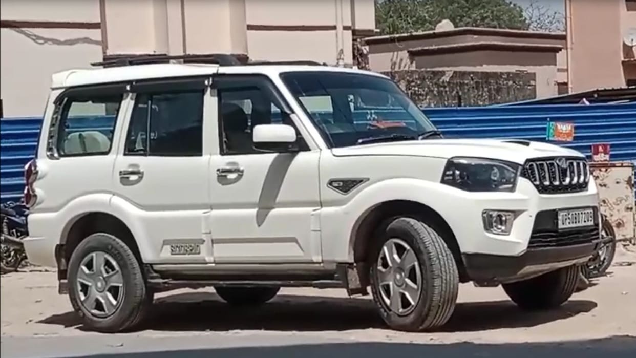 political leader arrived at police line with party flag on his vehicle in azamgarh