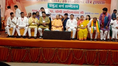 Hathras News: भाजपा के प्रबुद्ध सम्मेलन में पहुंचे सीएम योगी, बोले - हस्तशिल्प हाथरस वालों के डीएनए में UP CM Yogi Adityanath in Hathras city