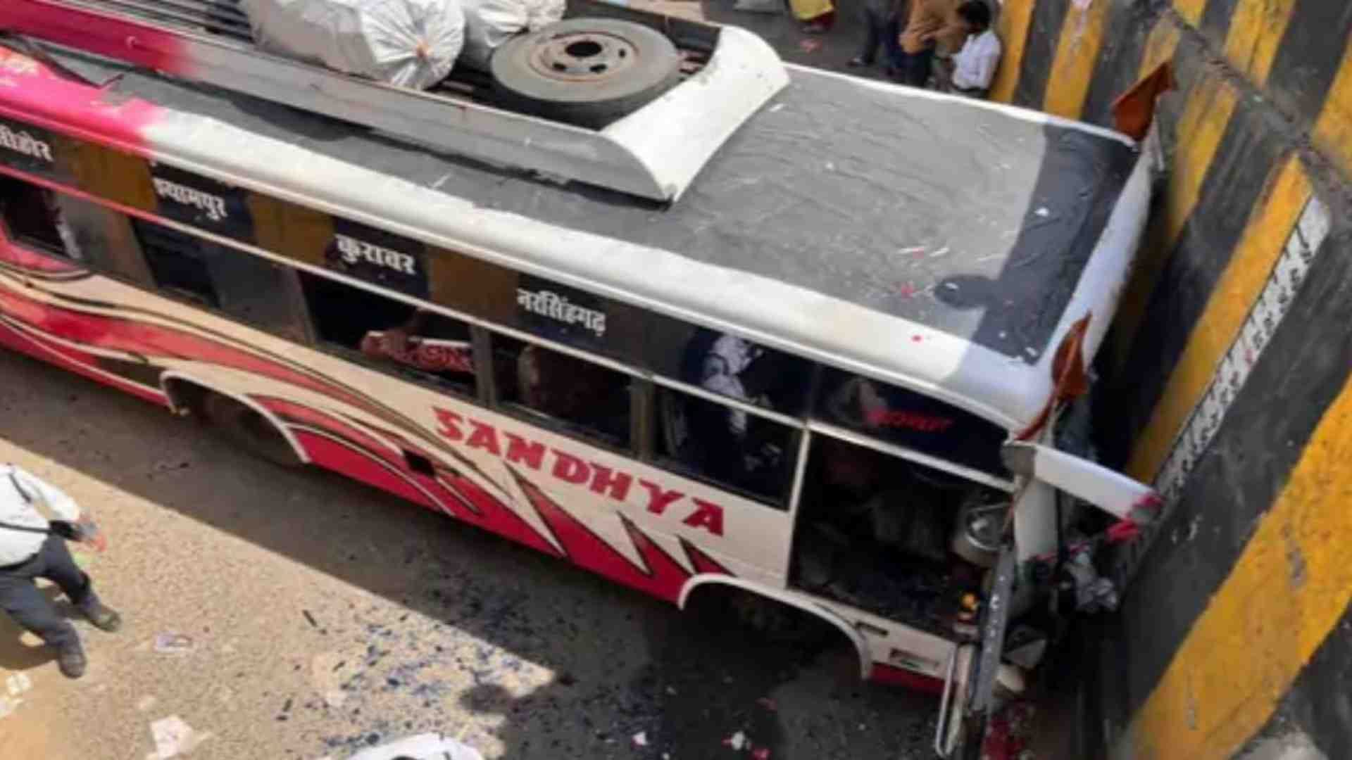 ब्रिज से टकराई बस।