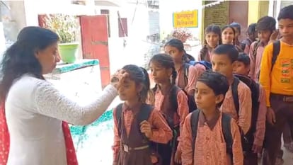 council schools new session started students welcomed by applying tilak in chandauli