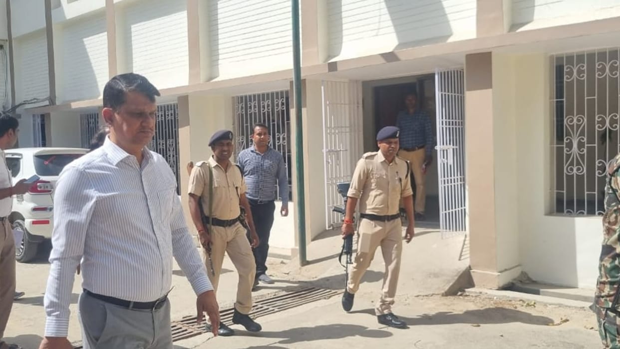DM Naveen Kumar conducted surprise inspection of the collectorate