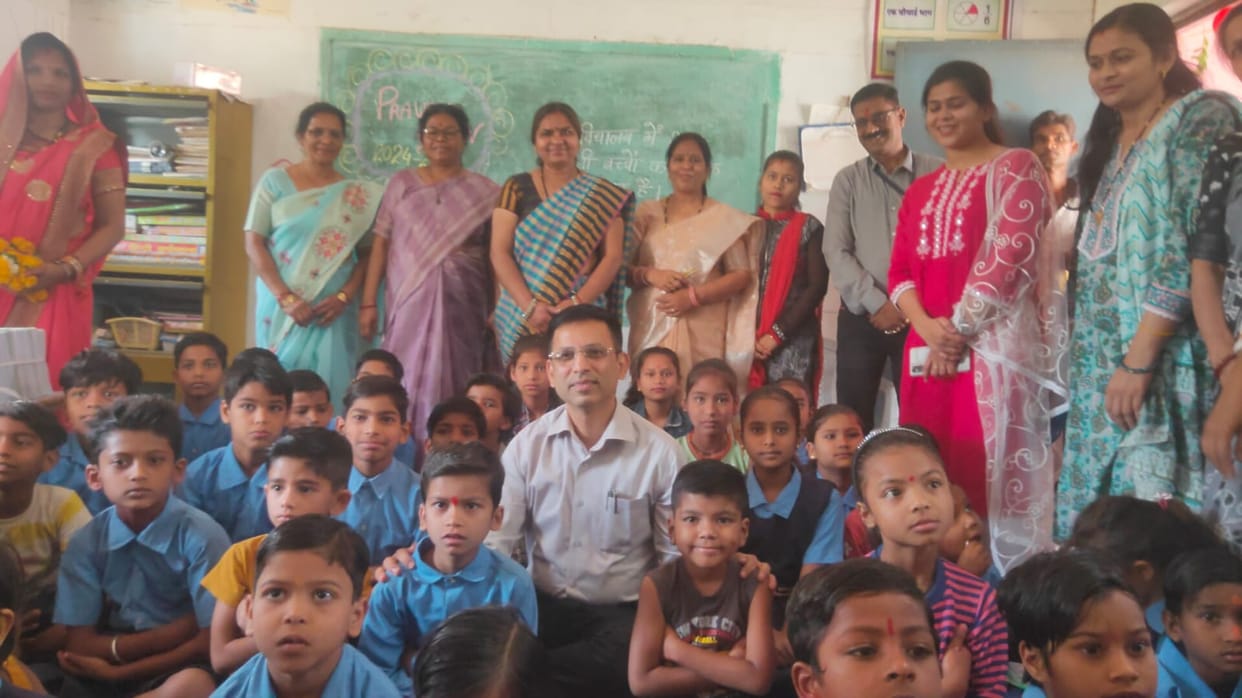 Damoh Collector suddenly reached among the children with sweets, Pravesh Utsav In Damoh