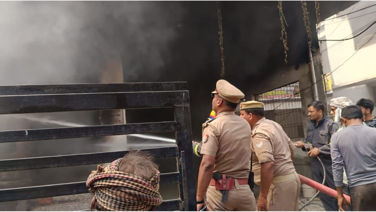 Fire broke out due to short circuit in car decoration shop in Gorakhpur Mohaddipur