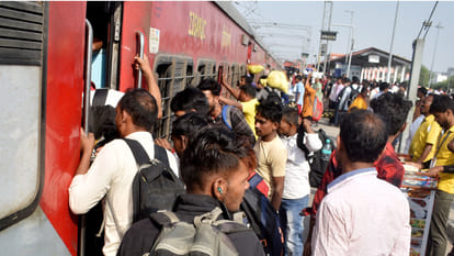 Gorakhpur News: गोरखपुर से चलेंगी चार जोड़ी होली स्पेशल ट्रेनें- जानिए किन रूटों पर सफर करना होगा थोड़ा आसान Four pairs of Holi special trains will run to Delhi via Gorakhpur.