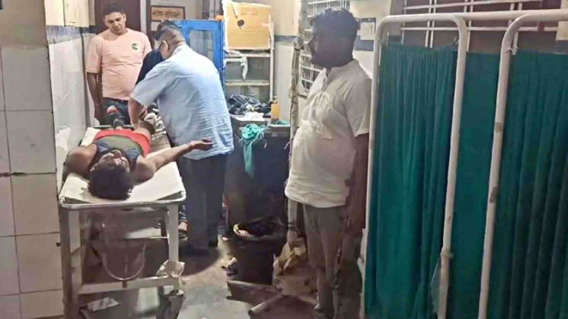 घायल बदमाश को लाया गया अस्पताल।