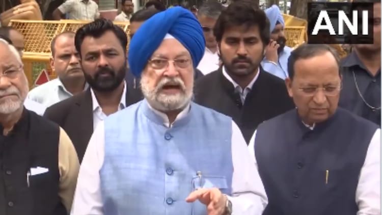 Union Minister Hardeep Singh Puri’s Dig At Opposition Over Holding Up Copies Of Constitution – Amar Ujala Hindi News Live