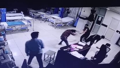 Brutally beat doctor by breaking into hospital emergency room in Haridwar Uttarakhand news in hindi
