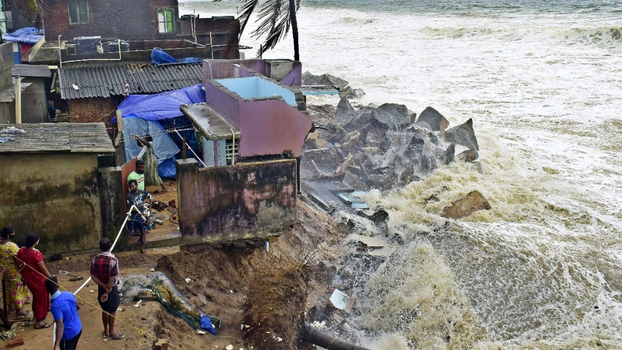 Flood like situation coastal areas water filled houses and roads Kerala Weather News Update